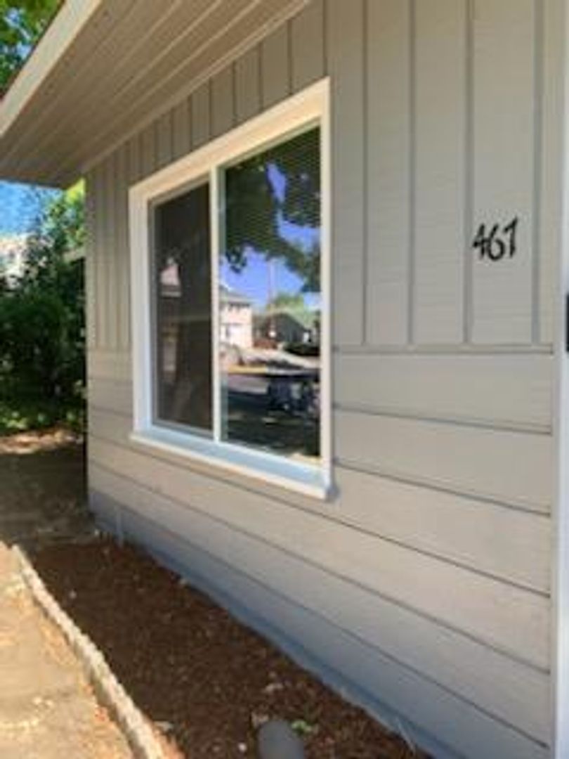 Grants Pass Apartment: 465/467 NE Baker Dr
