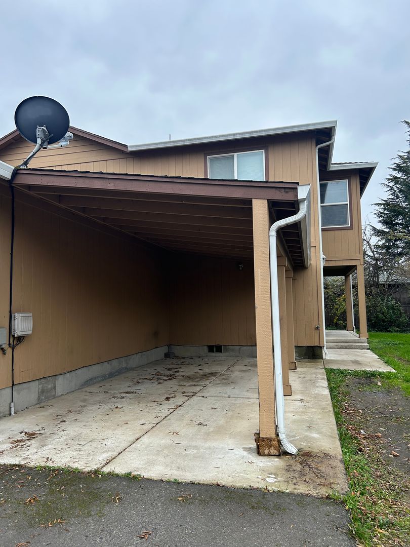 Central Point House: 3284 Bursell Rd