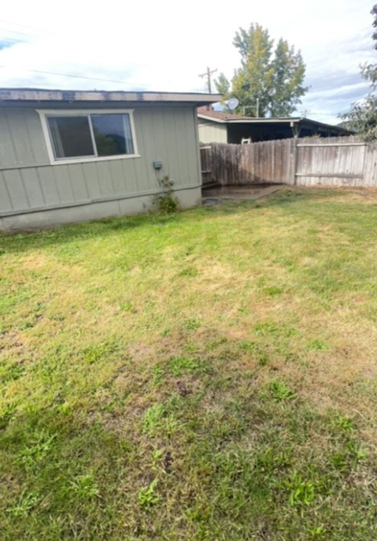 Grants Pass Apartment: 1639, 1641, 1701 Allen Creek Rd