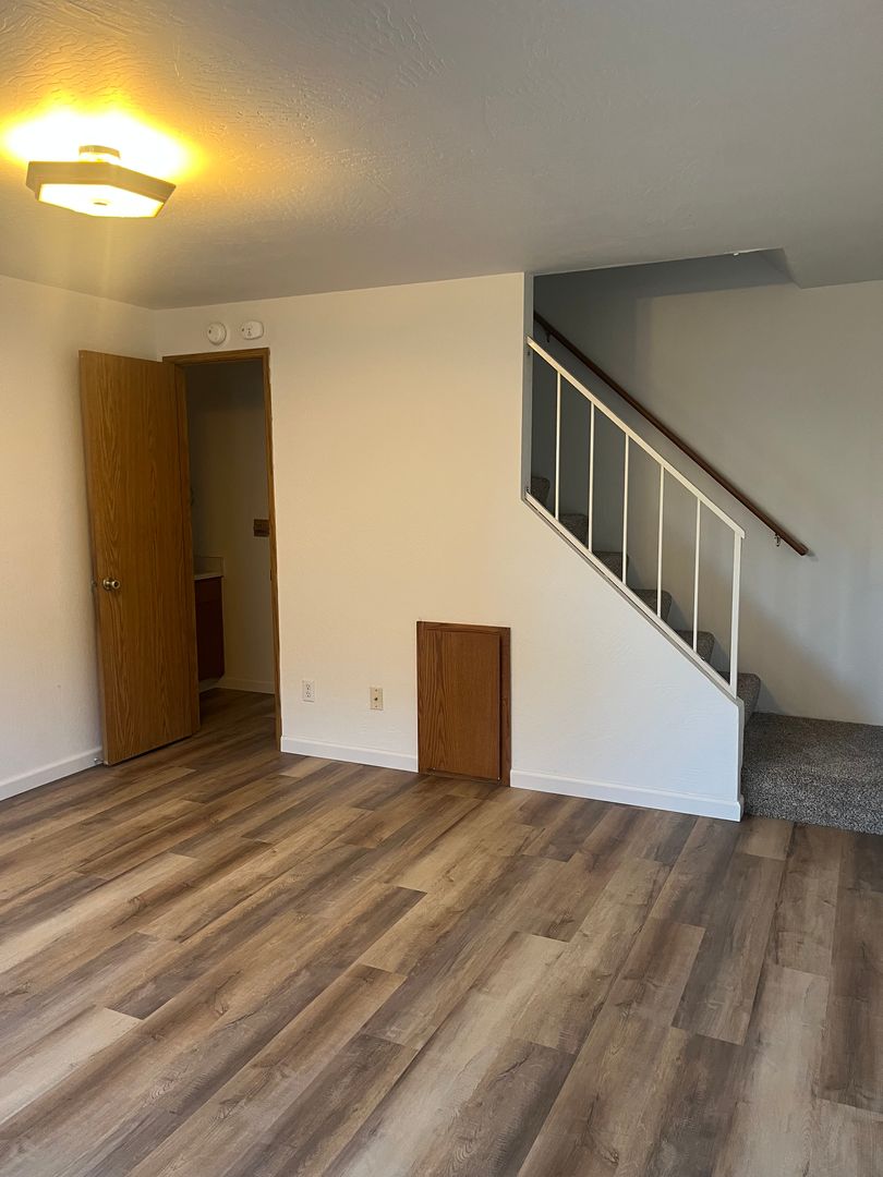 Medford Apartment: 2055 Campus Dr. #1-4