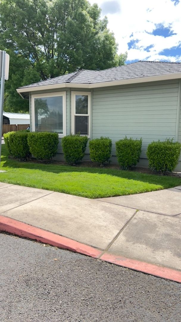 Medford Townhome: 3015 Merriman Rd. #5