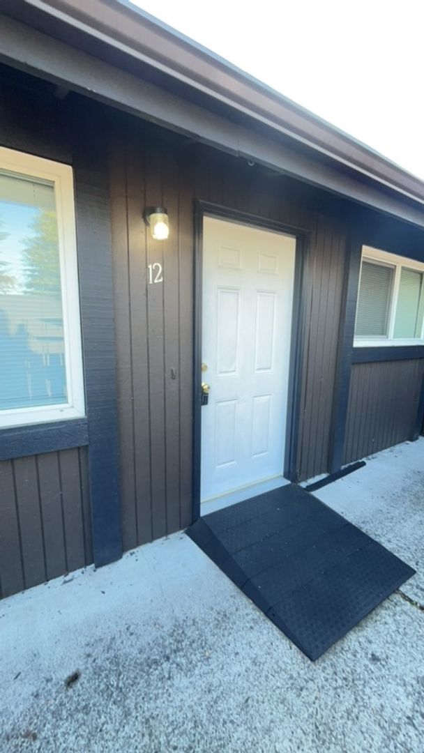 Medford Apartment: 1165 Morrow Rd. #1-24