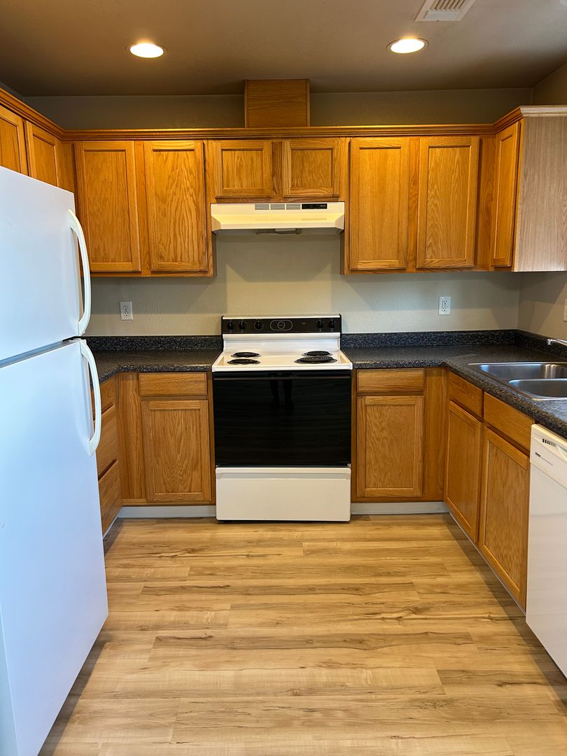 Medford Apartment: 2163 Poplar Dr. #A-D