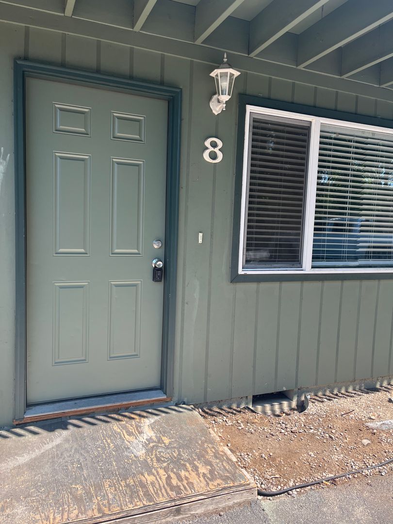 Medford Apartment: 725 Bennett Ave #1-12