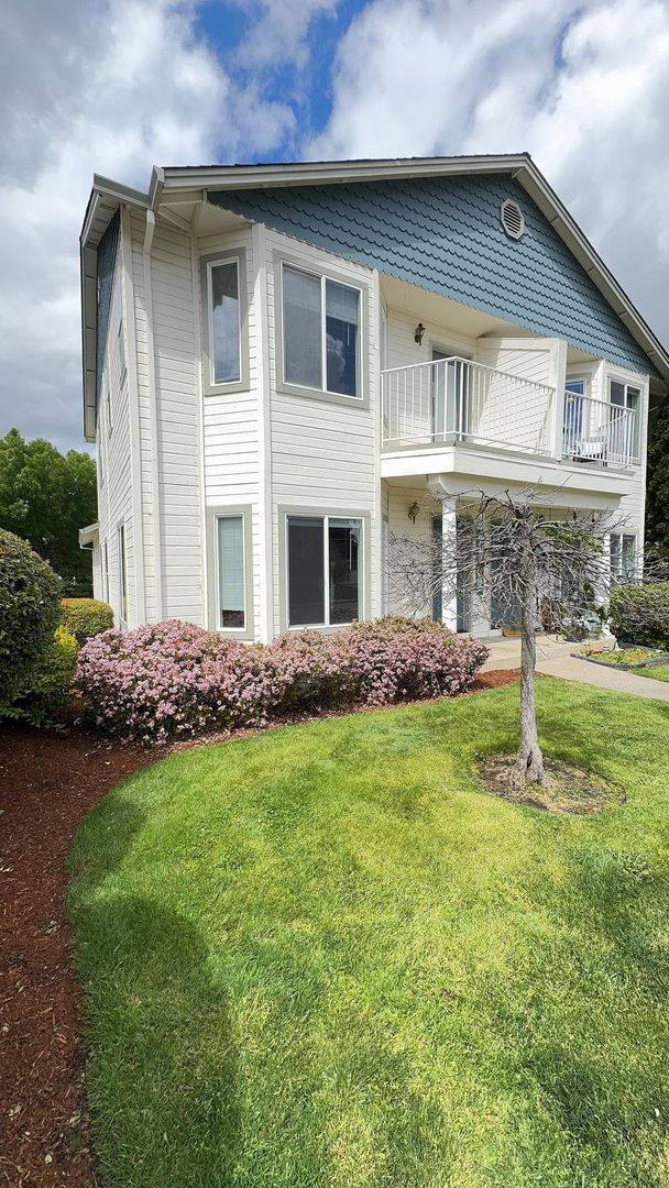 444-2c - 1531 Hollyhock A-D