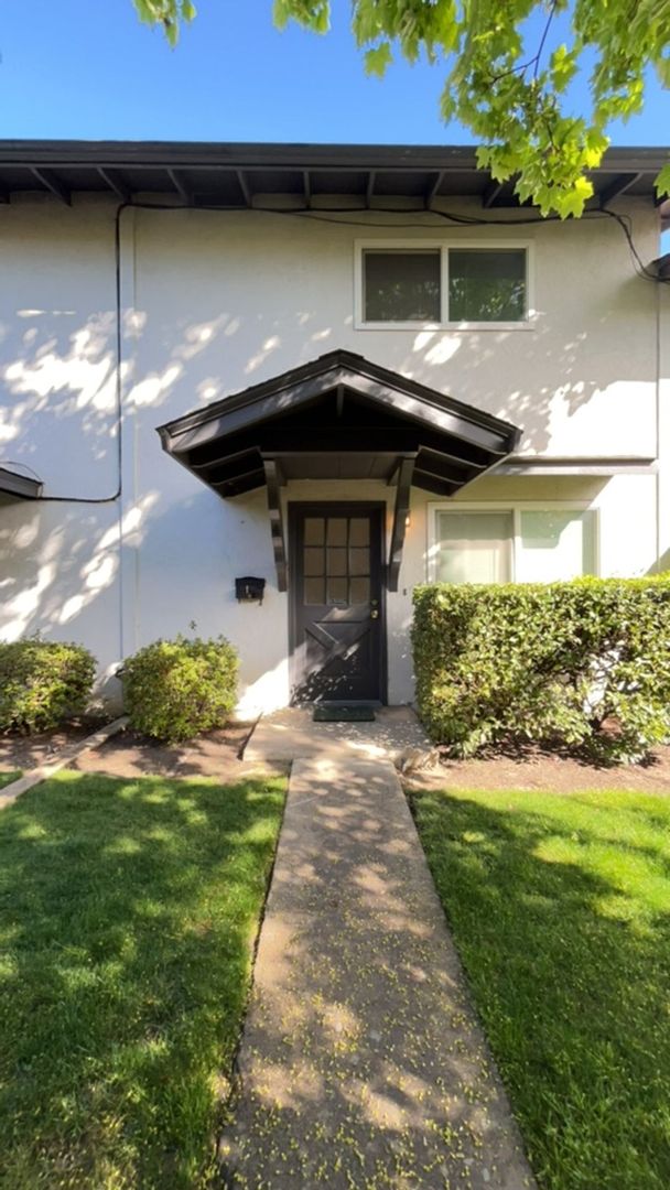 Ashland Apartment: 475 N. Main St. #1-5