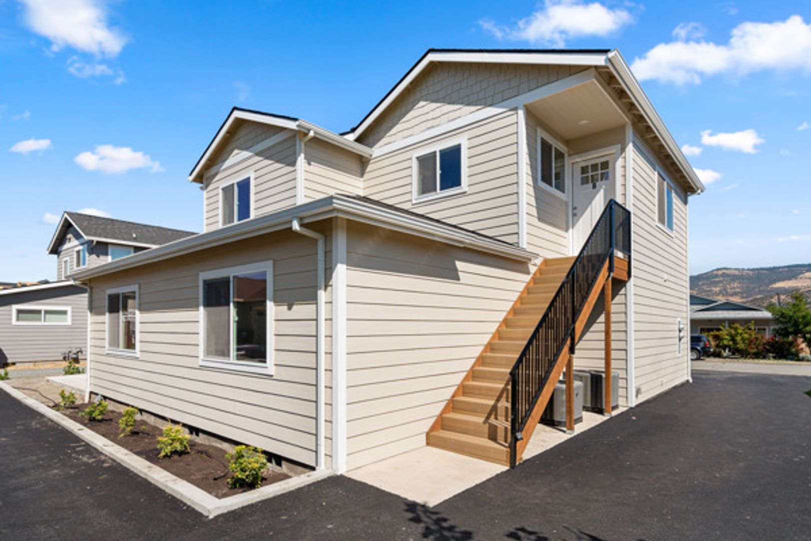Talent Apartment: 322 & 326 Lithia Ave