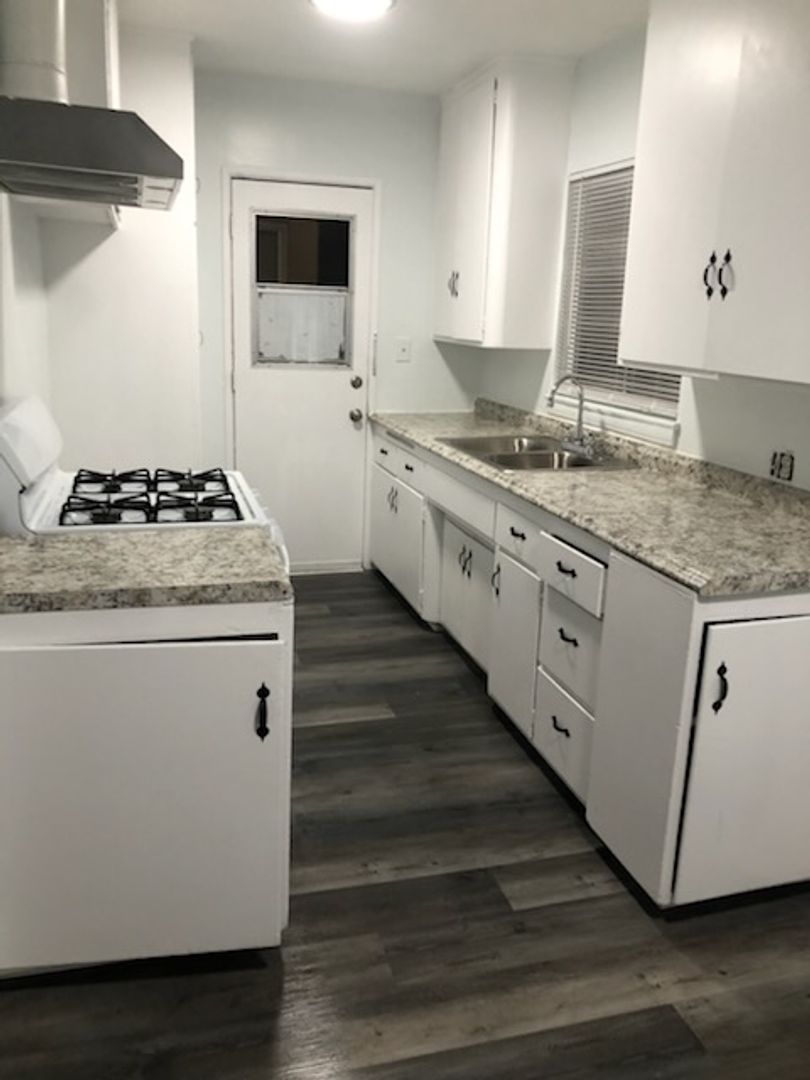 Pomona Apartment: 1072 W Wilson St