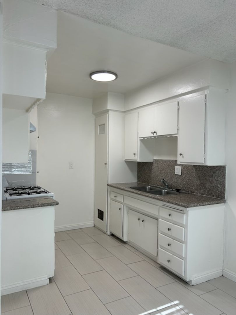 Pomona Apartment: 1639 E Kingsley Ave