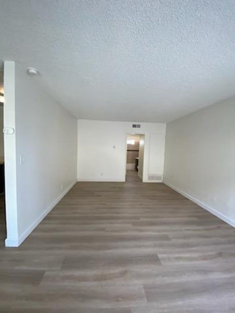 Pomona Apartment: 1639 E Kingsley Ave