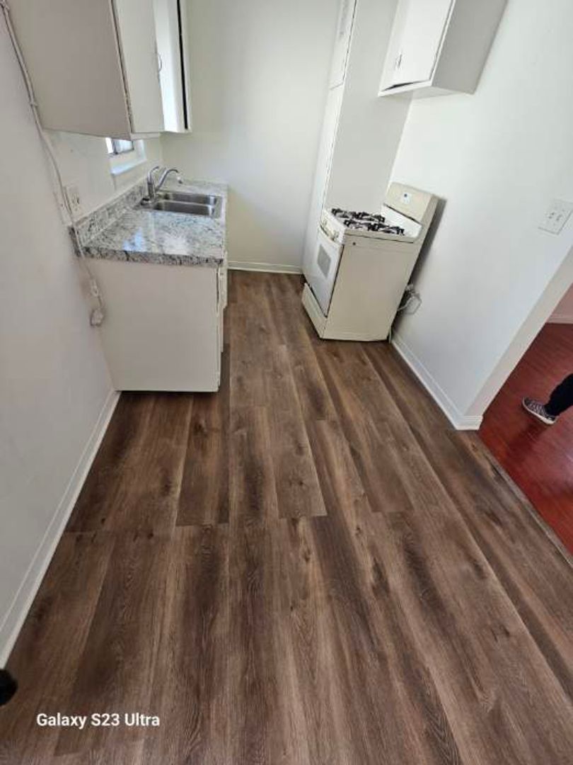 Pomona Apartment: 1072 W Wilson St