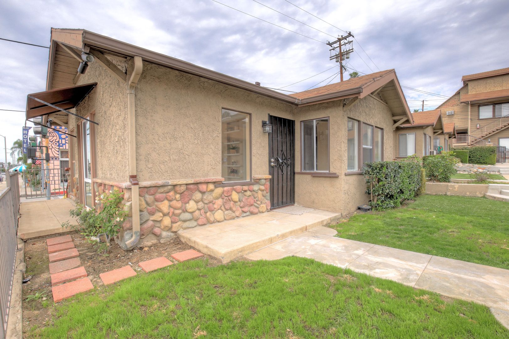 Monrovia Apartment: 247 W Foothill Blvd