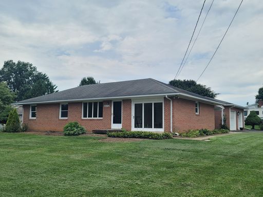 Single Family Living w/ Garage & Yard – photo 1