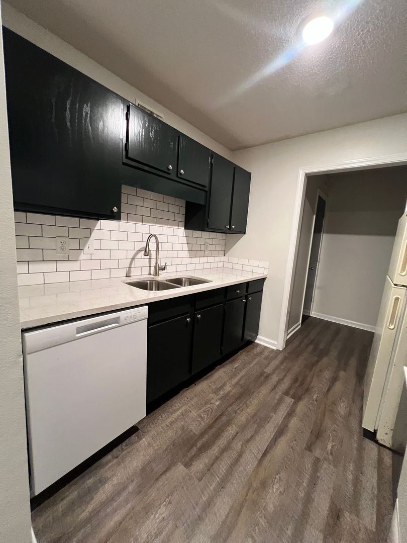 Centreville Apartment: 463 Alexander Ave.