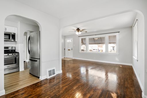 Single Family Home in Berkley! 2 Beds, 1 Bath with Garage! – photo 1