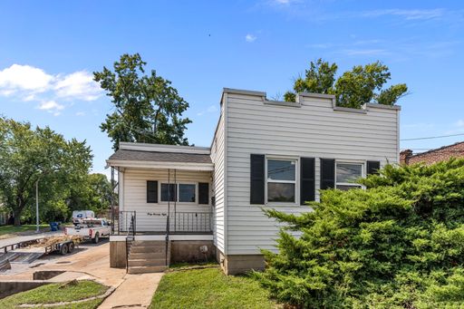 Single-Family Home | HUGE Lot, Long Driveway, Garage w/ Carport, Fenced Yard – photo 1