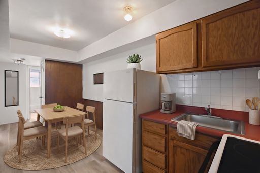 Convenient 1 bedroom 1 bathroom Near 2 Parks, Bus stop, Central Air