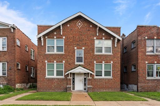 Spacious 1-Bedroom with an office/flex space with Updated Interior, Central AC & Fenced Backyard! – photo 1