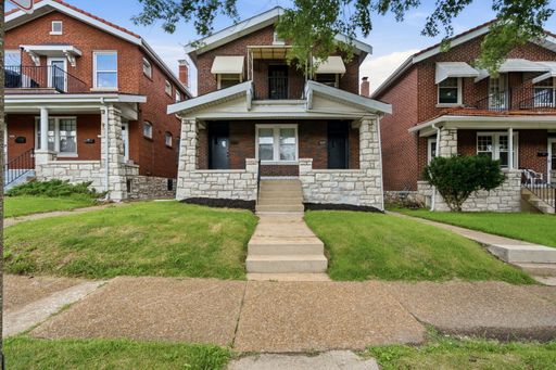 Spacious 3-Bedroom 2nd Floor Unit with High Ceilings, Private Balcony & Fenced Yard!! – photo 1