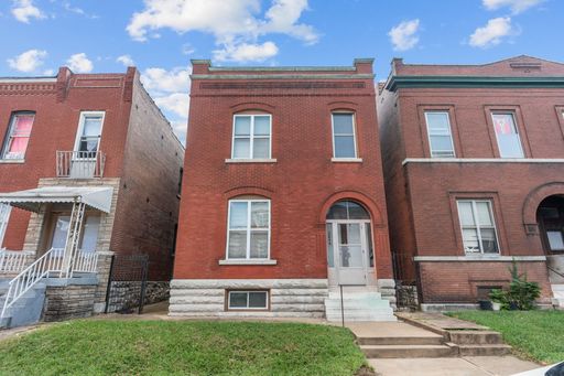 High Ceilings, Large Bedrooms, laundry in basement, fenced back yard, and one garage parking spot! – photo 1