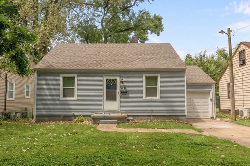 Section 8 Accepted! Bright 4-Bedroom Home with High Ceilings, Garage & Fenced Backyard!! – photo 1