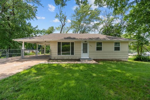 Spacious 3-Bedroom Home with Modern Kitchen and Expansive Fenced Yard – photo 1