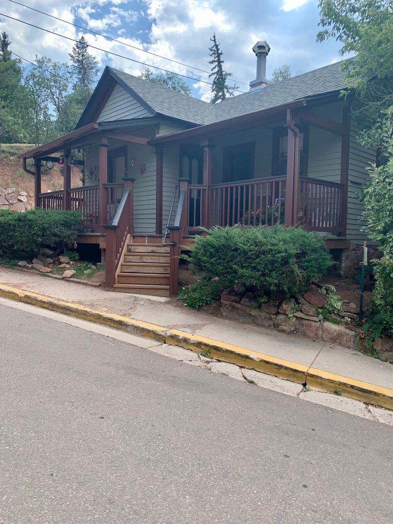 Manitou Springs Apartment: 961 Osage Ave