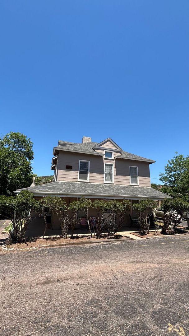 Manitou Springs Apartment: 612 High St.