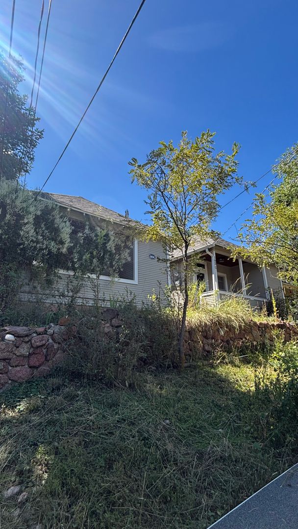 Manitou Springs Apartment: 103 Ruxton Ave.