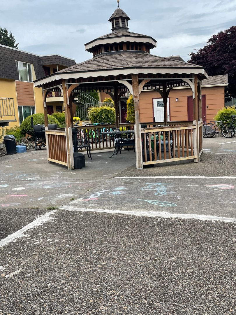 Albany Apartment: 1830 SE Thurston St