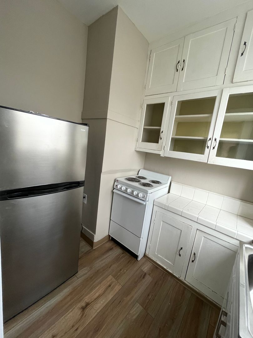 Salem Apartment: 610 Commercial St & 4851-4880 Portland Rd NE