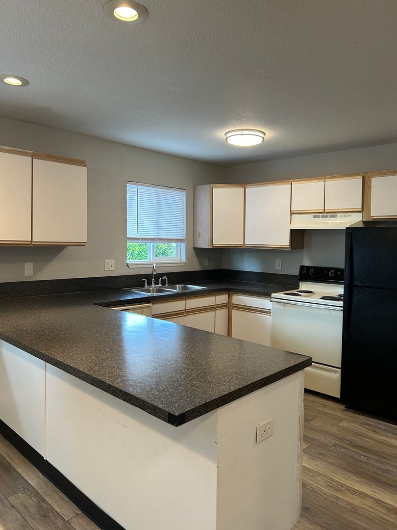 Salem Apartment: 1102-1180 Pine St NE