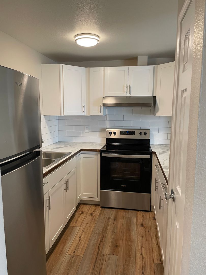 Newberg Apartment: 406 East 9Th Street