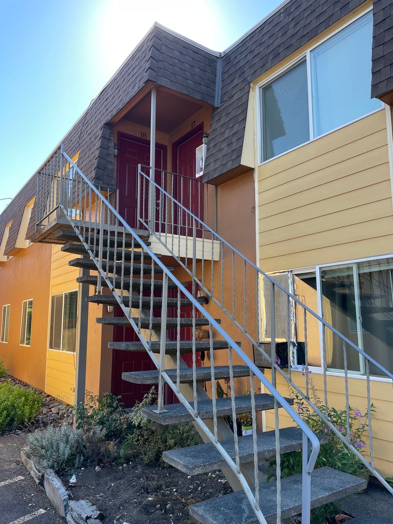 Albany Apartment: 1830 SE Thurston St