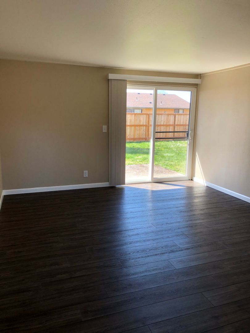 Eugene Apartment: 3659 West 18Th Ave, #6, Office