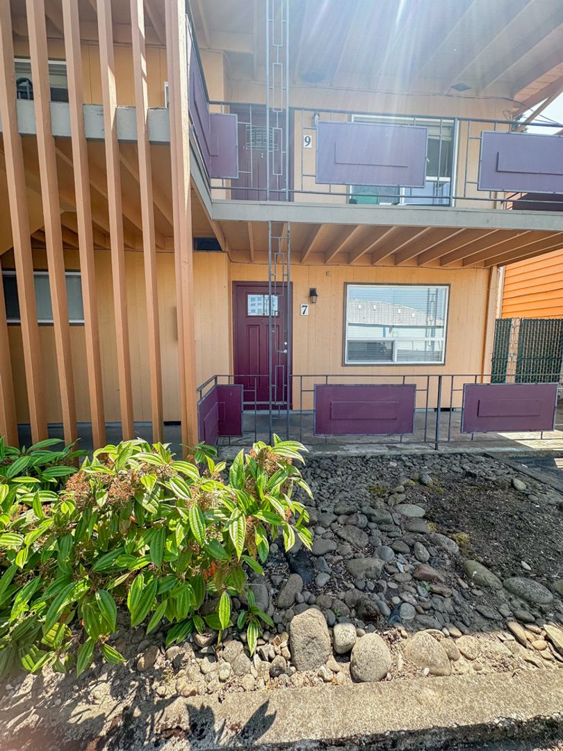 Salem Apartment: 2392 NE Edgewood Ave