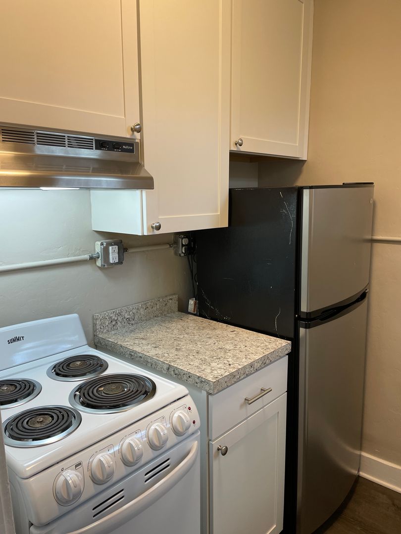 Salem Apartment: 610 Commercial St & 4851-4880 Portland Rd NE