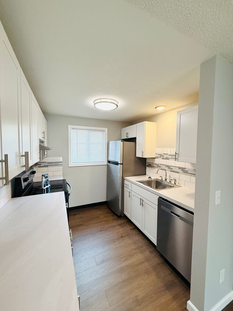 Salem Apartment: 1873-1901 Highway Ave NE