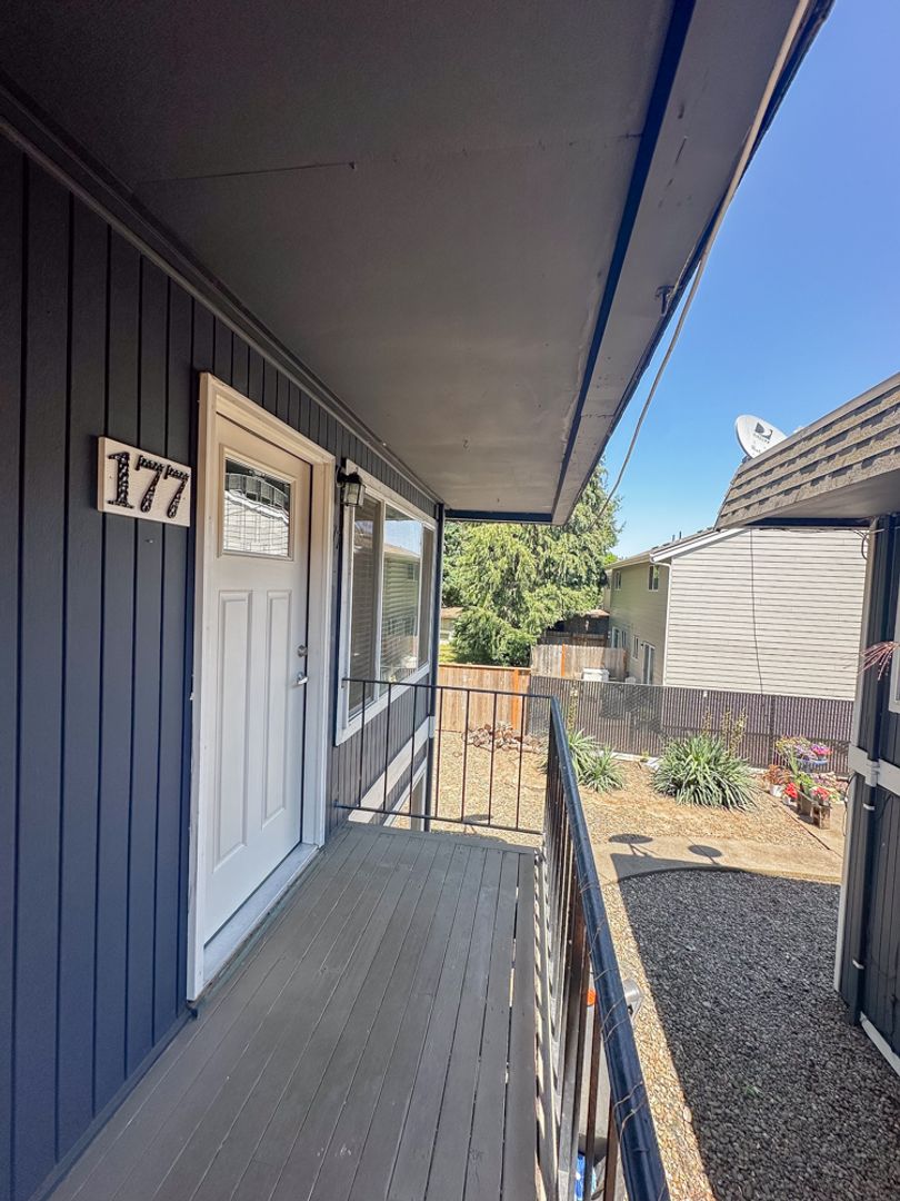 Keizer Apartment: 127-177 Sunset Ave N & 4131-4143 River Rd N