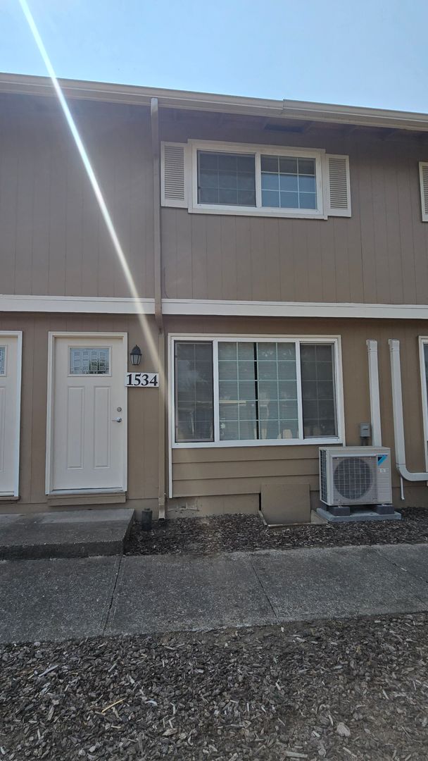 Salem Apartment: 1520-1642 Clay Street NE