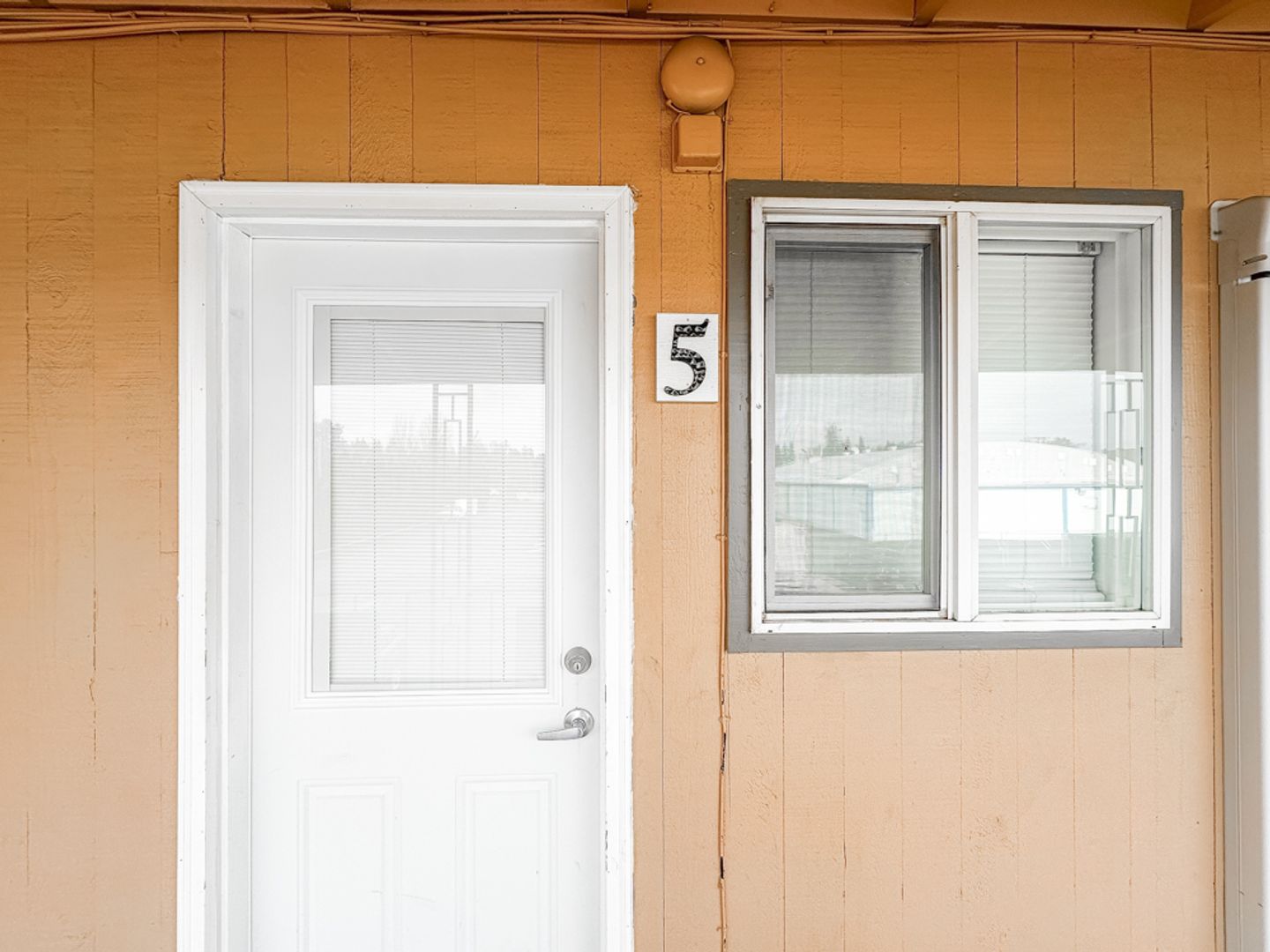 Salem Apartment: 2392 NE Edgewood Ave