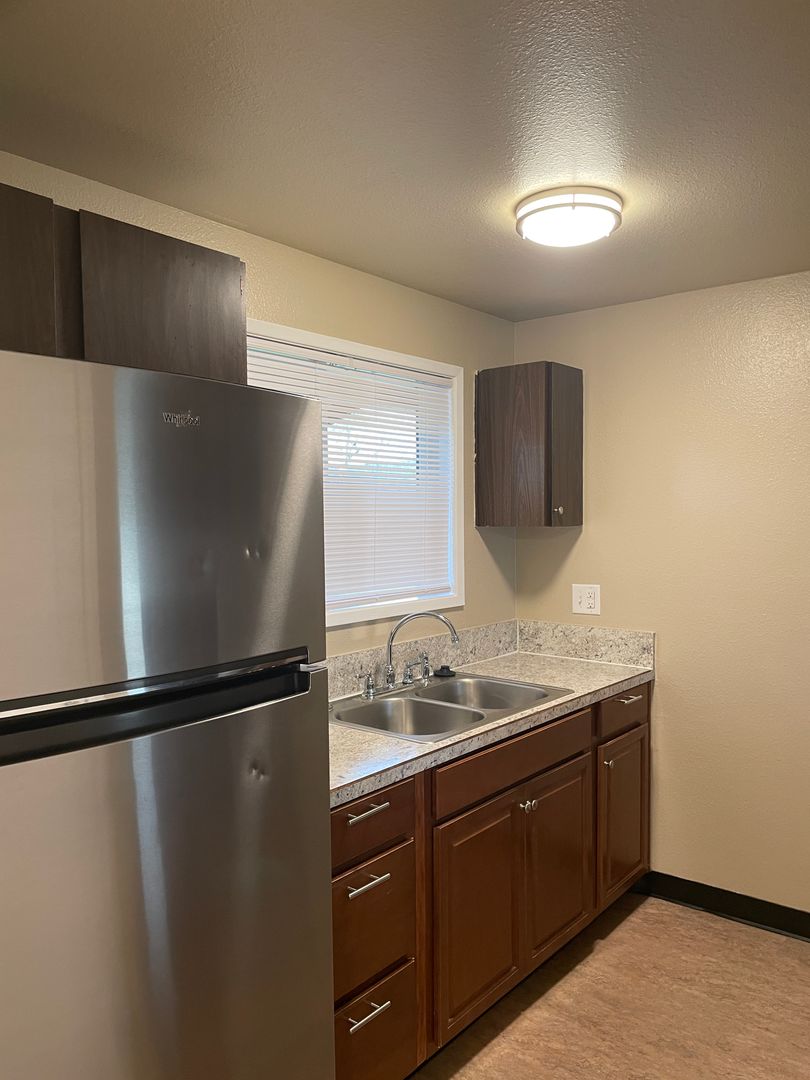 Newberg Apartment: 406 East 9Th Street