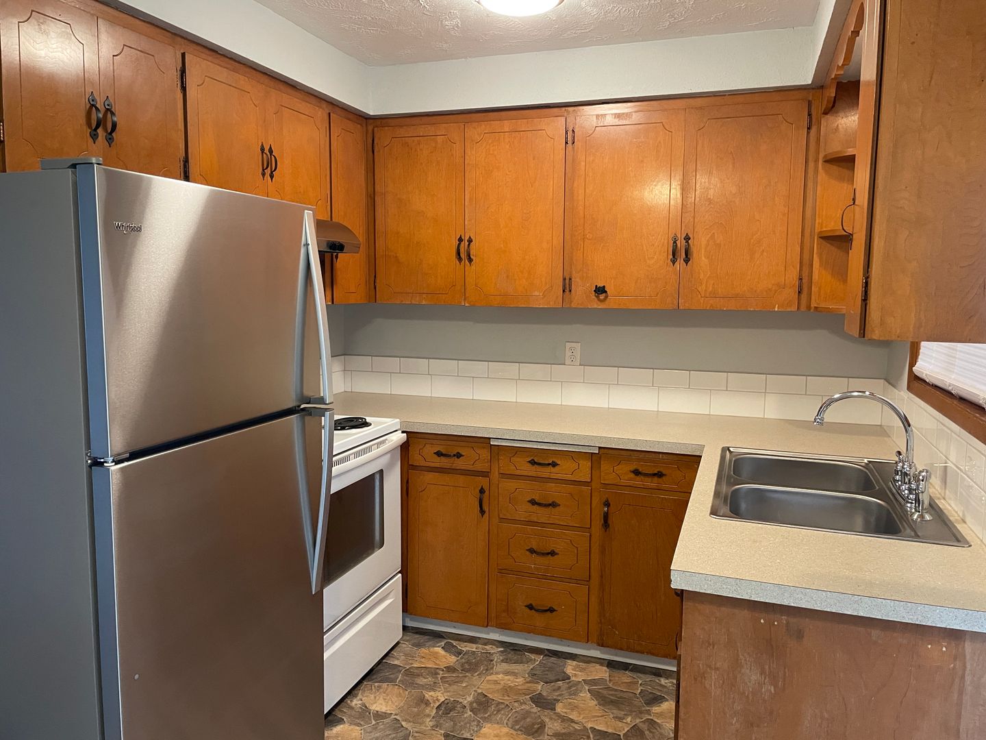 Salem Apartment: 2392 NE Edgewood Ave