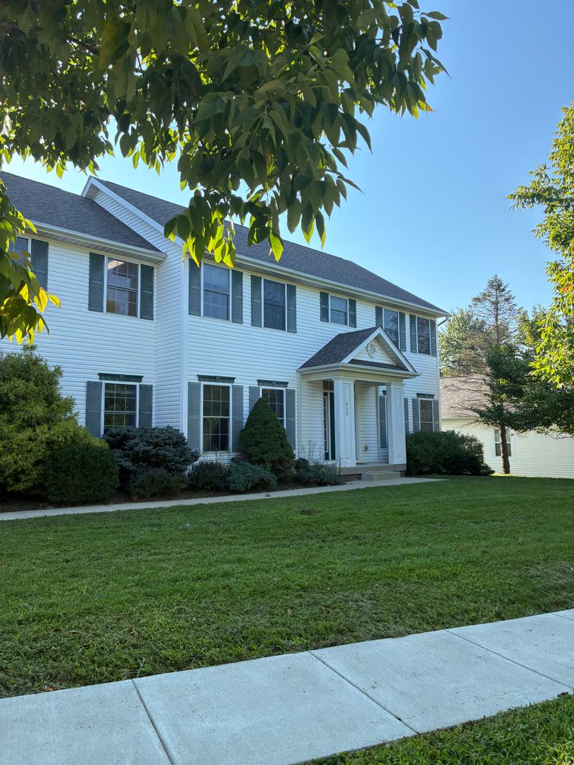 Bloomington House: 929 South Fenbrook Court