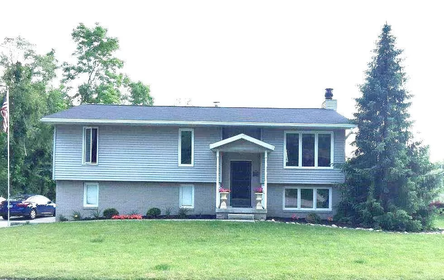 Bloomington House: 4445 North Deer Park Drive