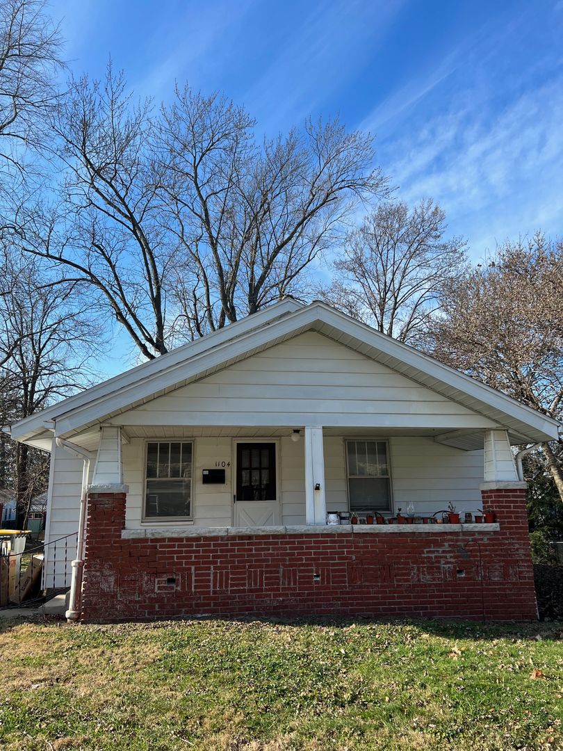 Bloomington House: 1104 South Lincoln Street