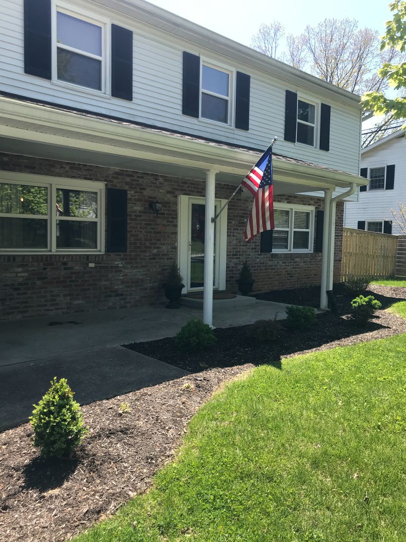 Bloomington House: 2212 East Queens Way