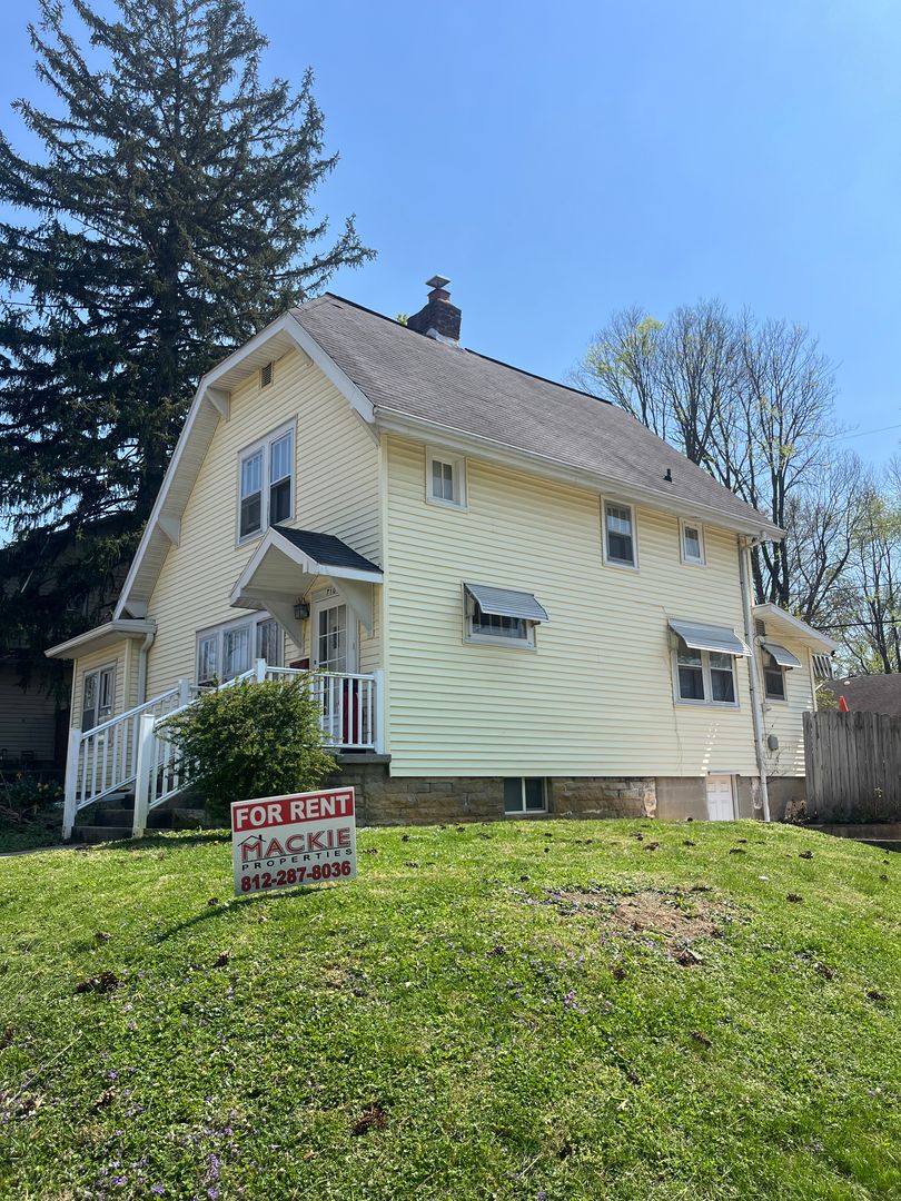 Bloomington House: 710 E 1st St