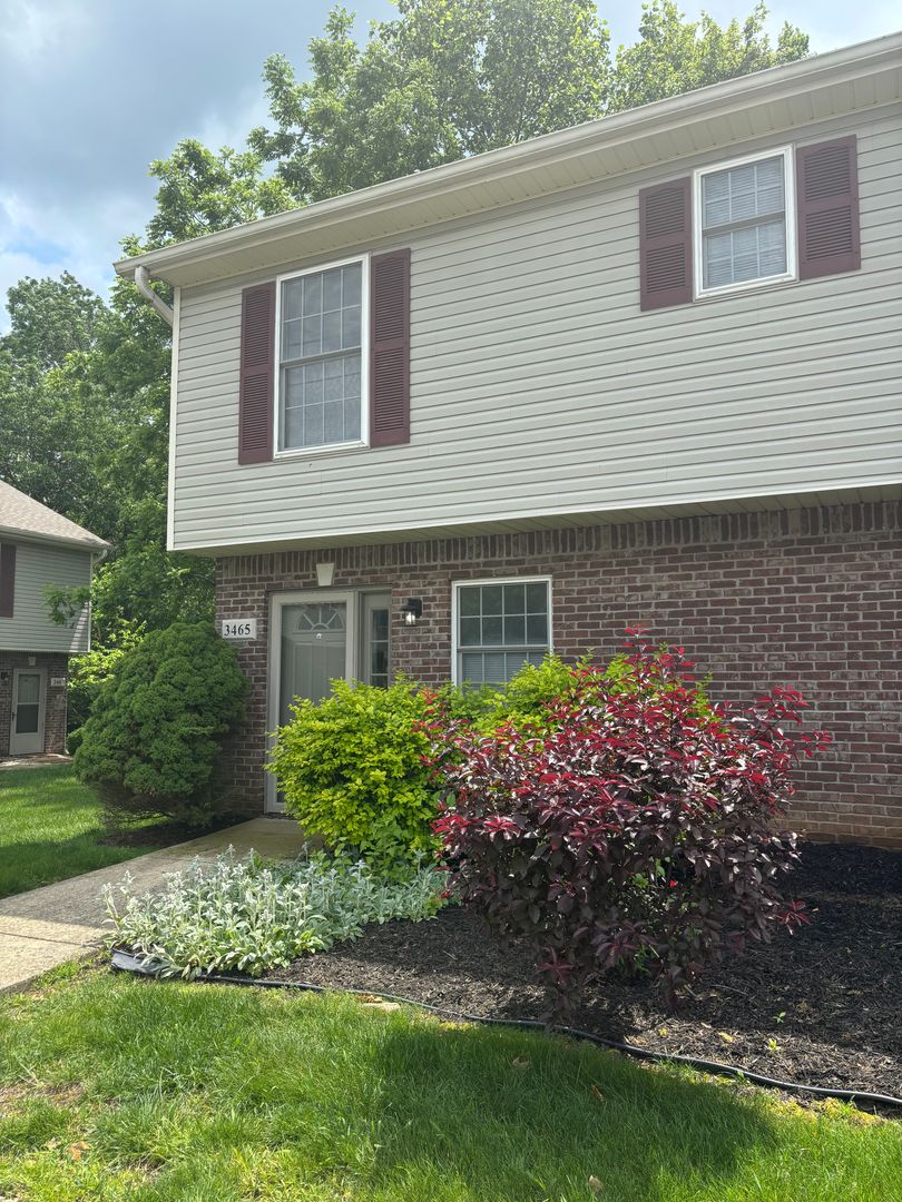 Bloomington House: 3465 South Oaklawn Court