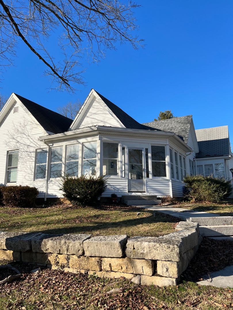Bloomington Apartment: 802 West 7th Street
